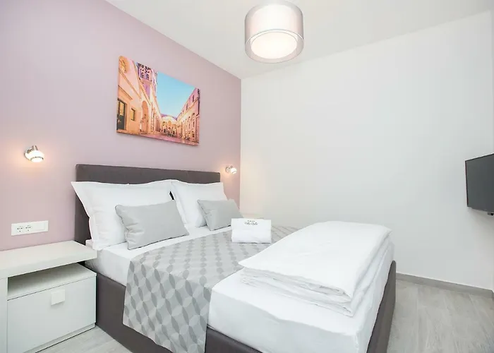 Villa Apartments Art
