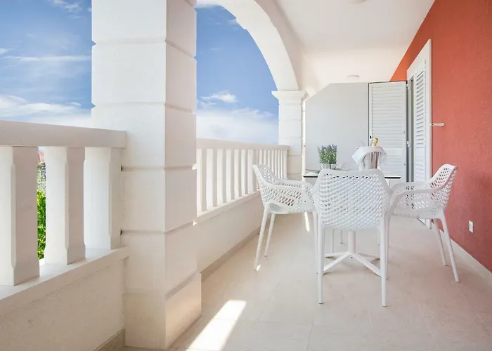 Villa Apartments Art
